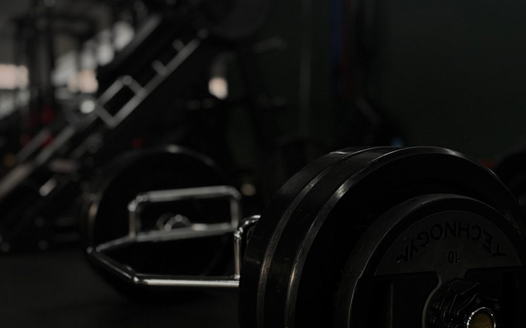 Detail van een krachtapparaat met gewichtsschijf bij Cave Gym Gouda