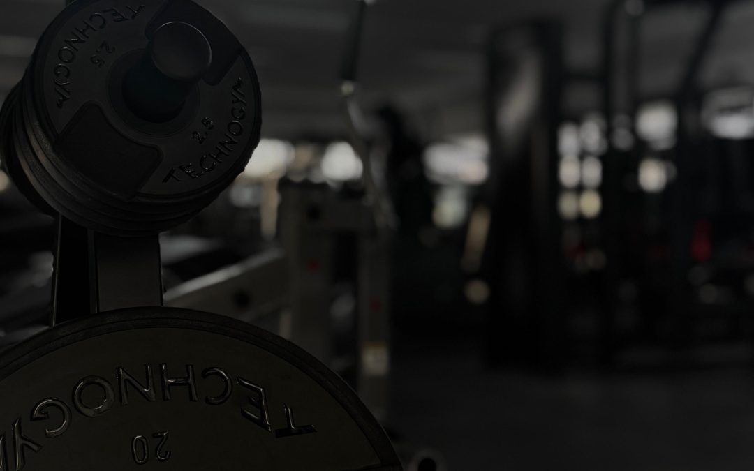 Halterschijven en gewichten in de krachtruimte van Cave Gym