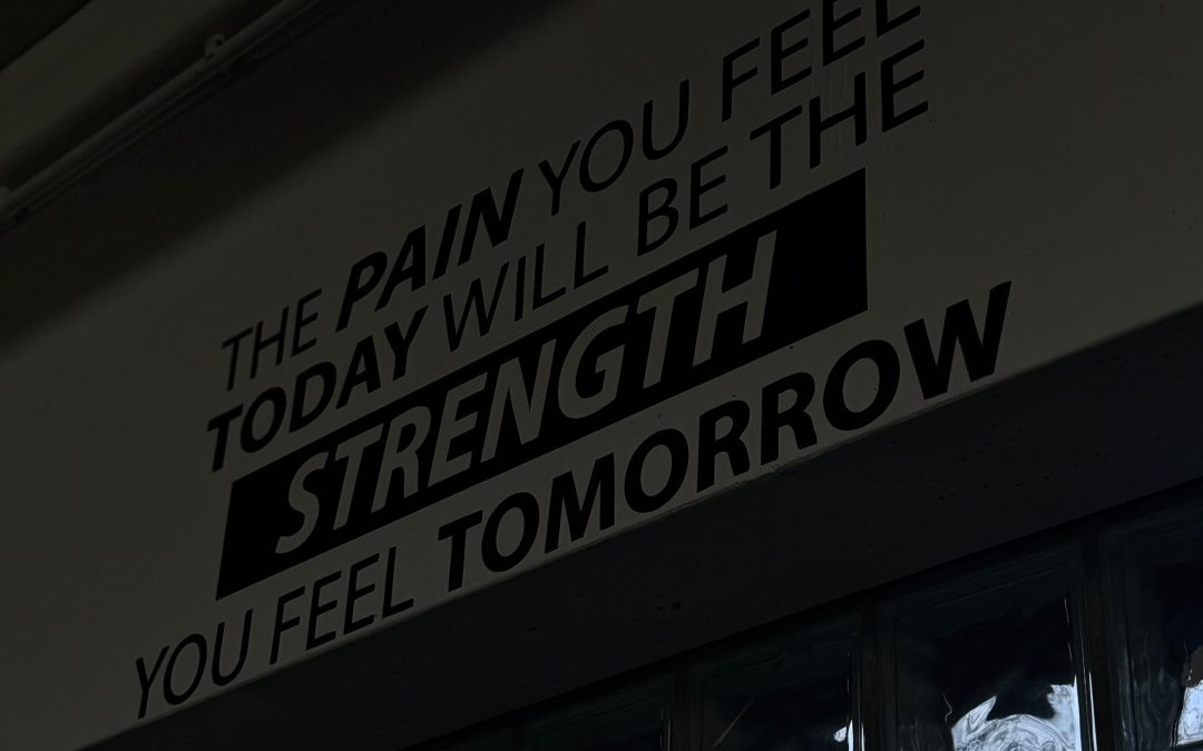 Muurtekst in Cave Gym: The pain you feel today will be the strength you feel tomorrow